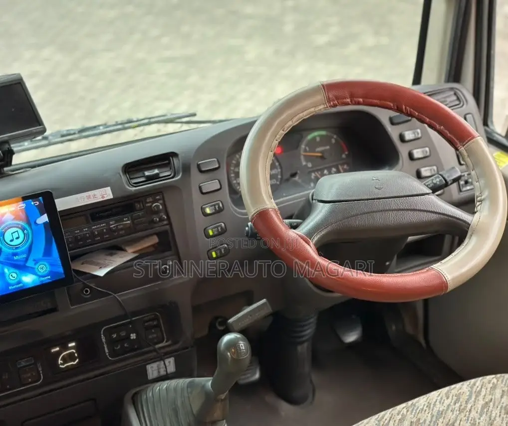 Mitsubishi Fuso Rosa 2000 White