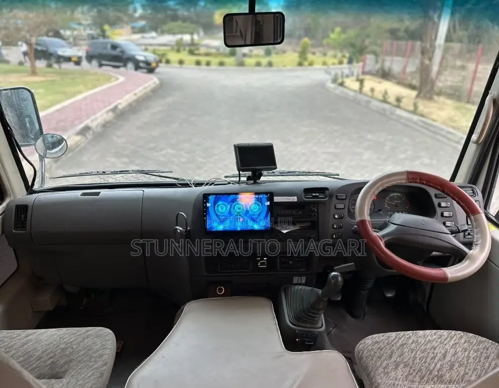 Mitsubishi Fuso Rosa 2000 White