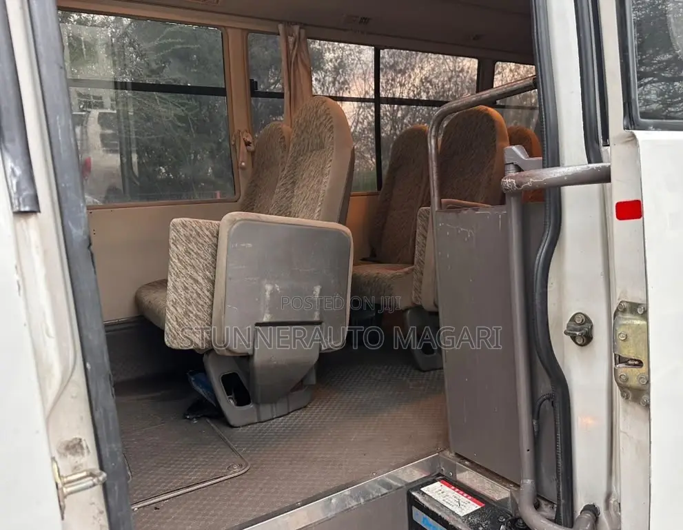 Mitsubishi Fuso Rosa 2000 White