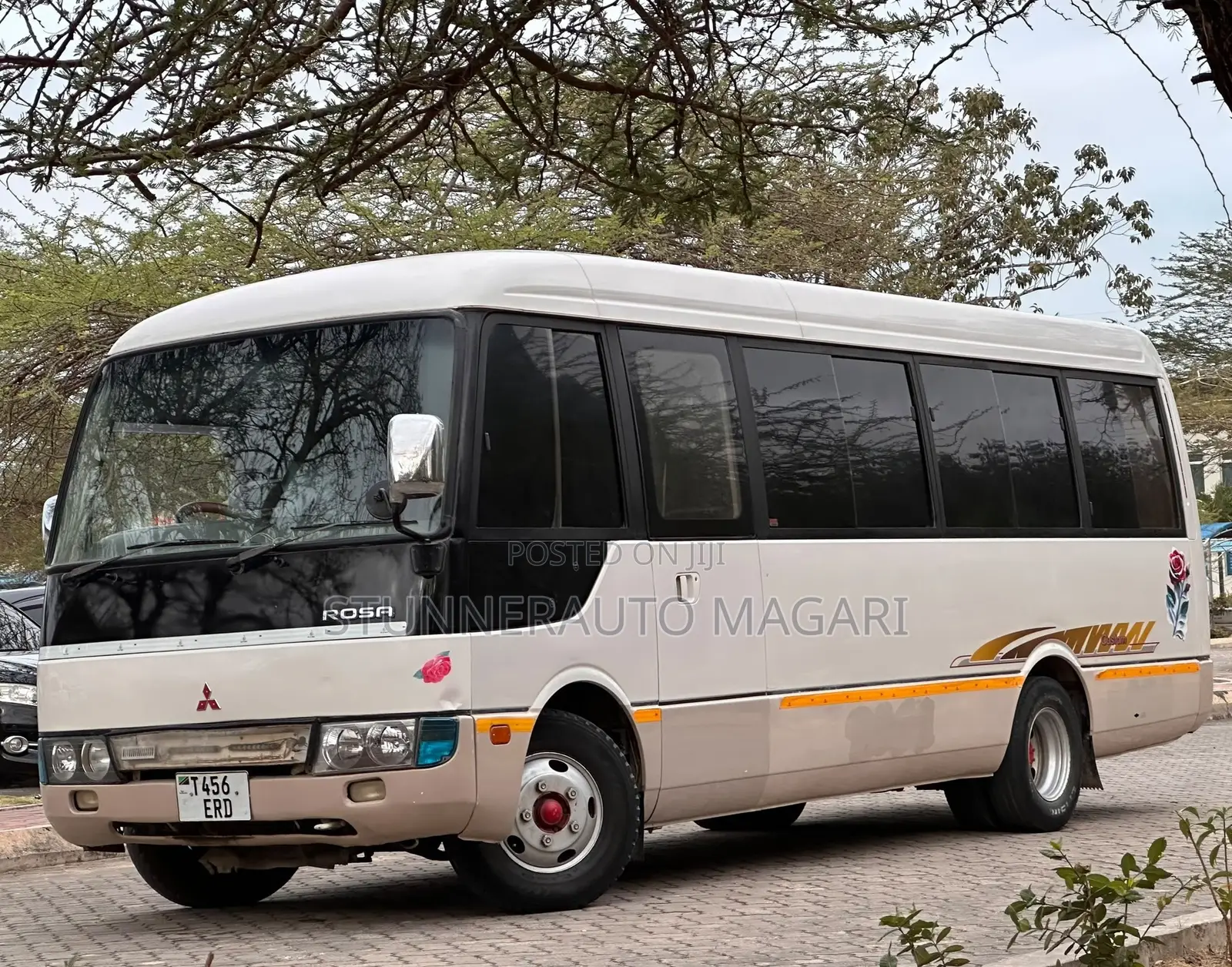 Mitsubishi Fuso Rosa 2000 White