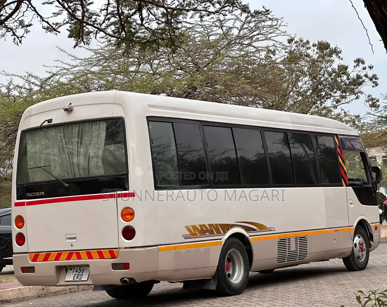 Mitsubishi Fuso Rosa 2000 White