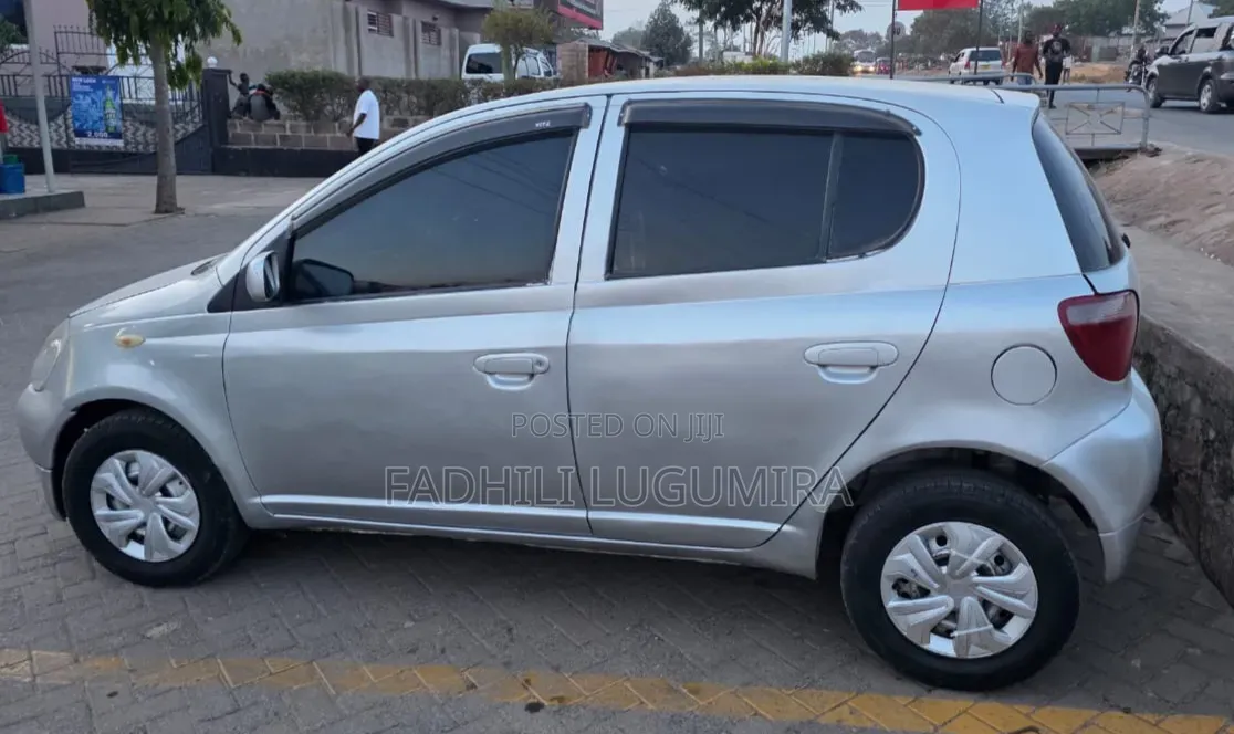 Toyota Vitz 2003 Silver