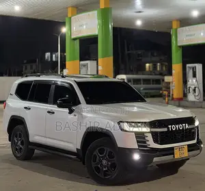 Toyota Land Cruiser LC300 2024 Pearl