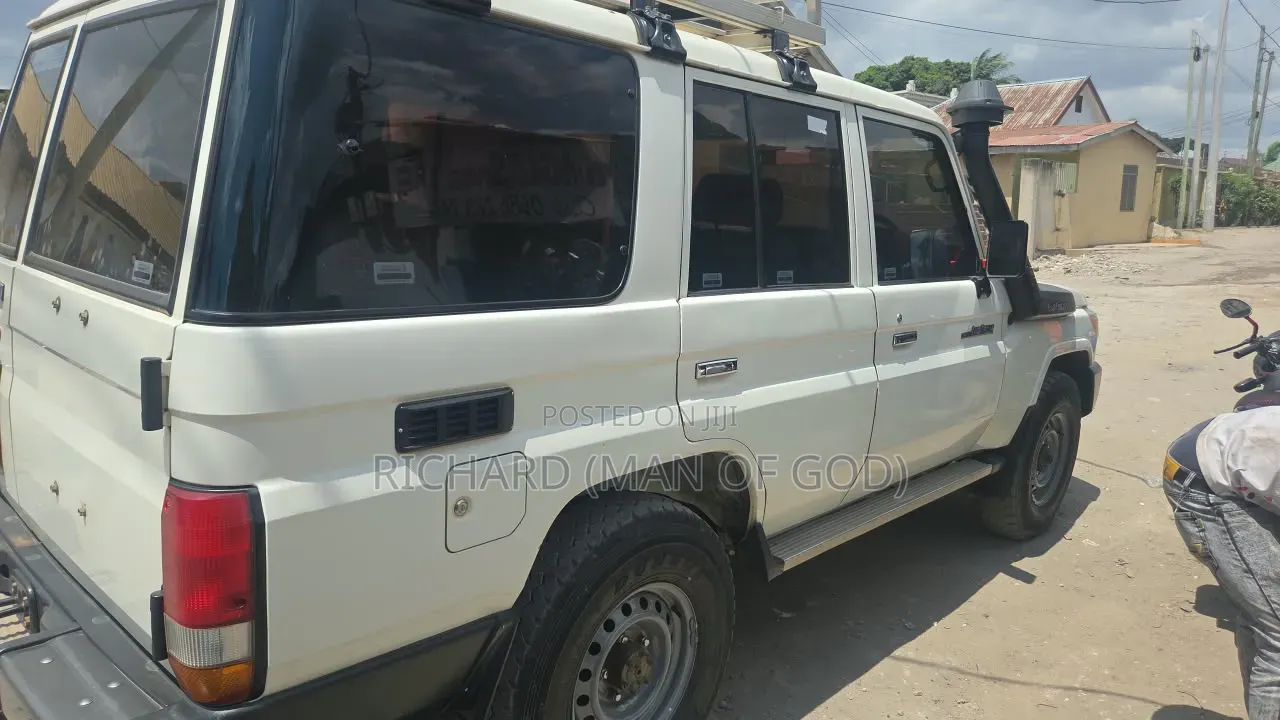 Toyota Land Cruiser 2021 White