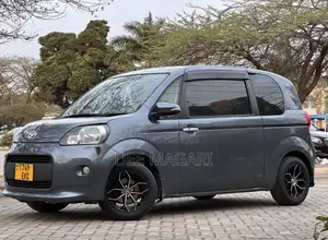 Toyota Porte 2015 Gray
