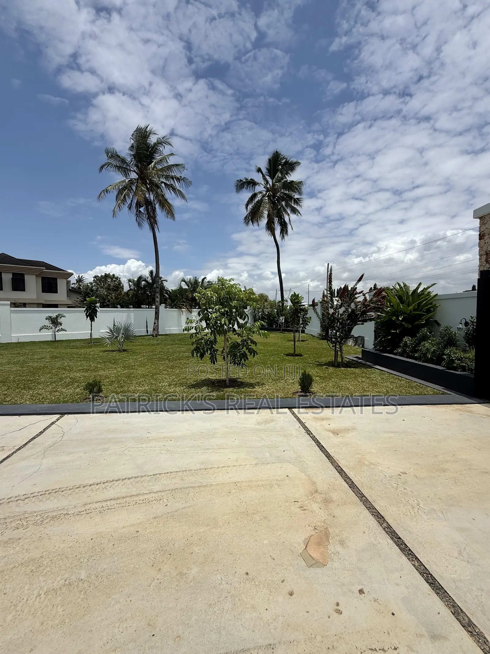 8bdrm Mansion in Kunduchi for sale