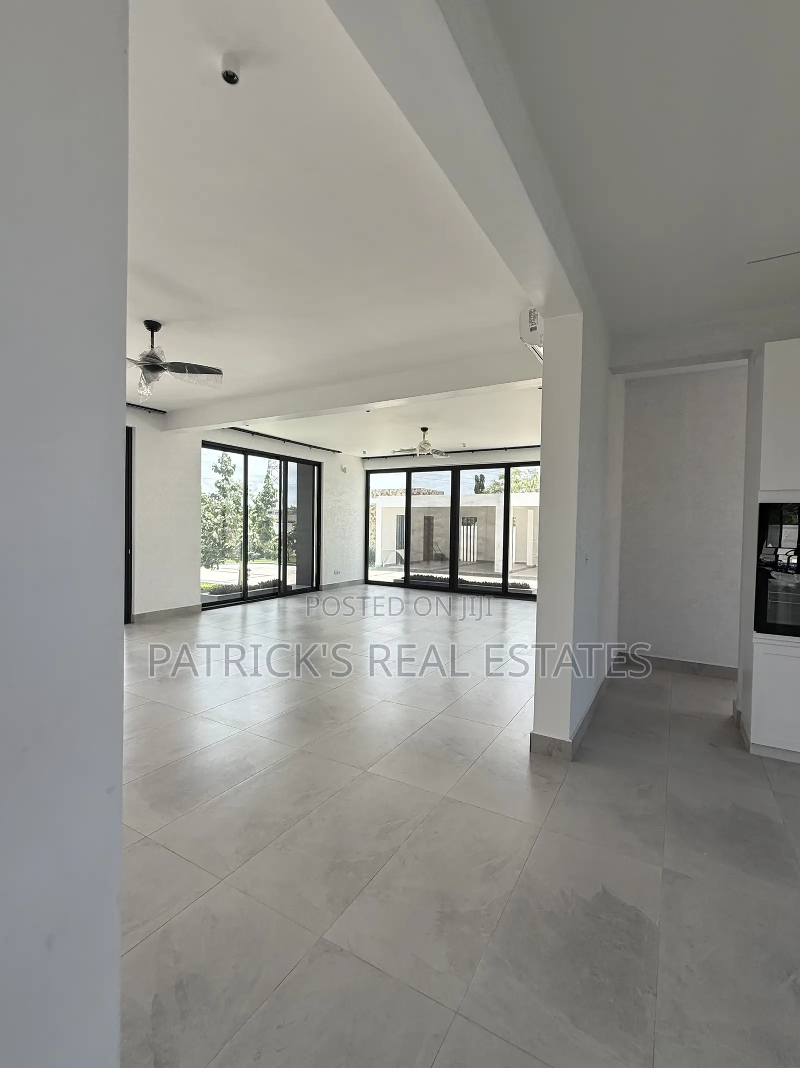 8bdrm Mansion in Kunduchi for sale