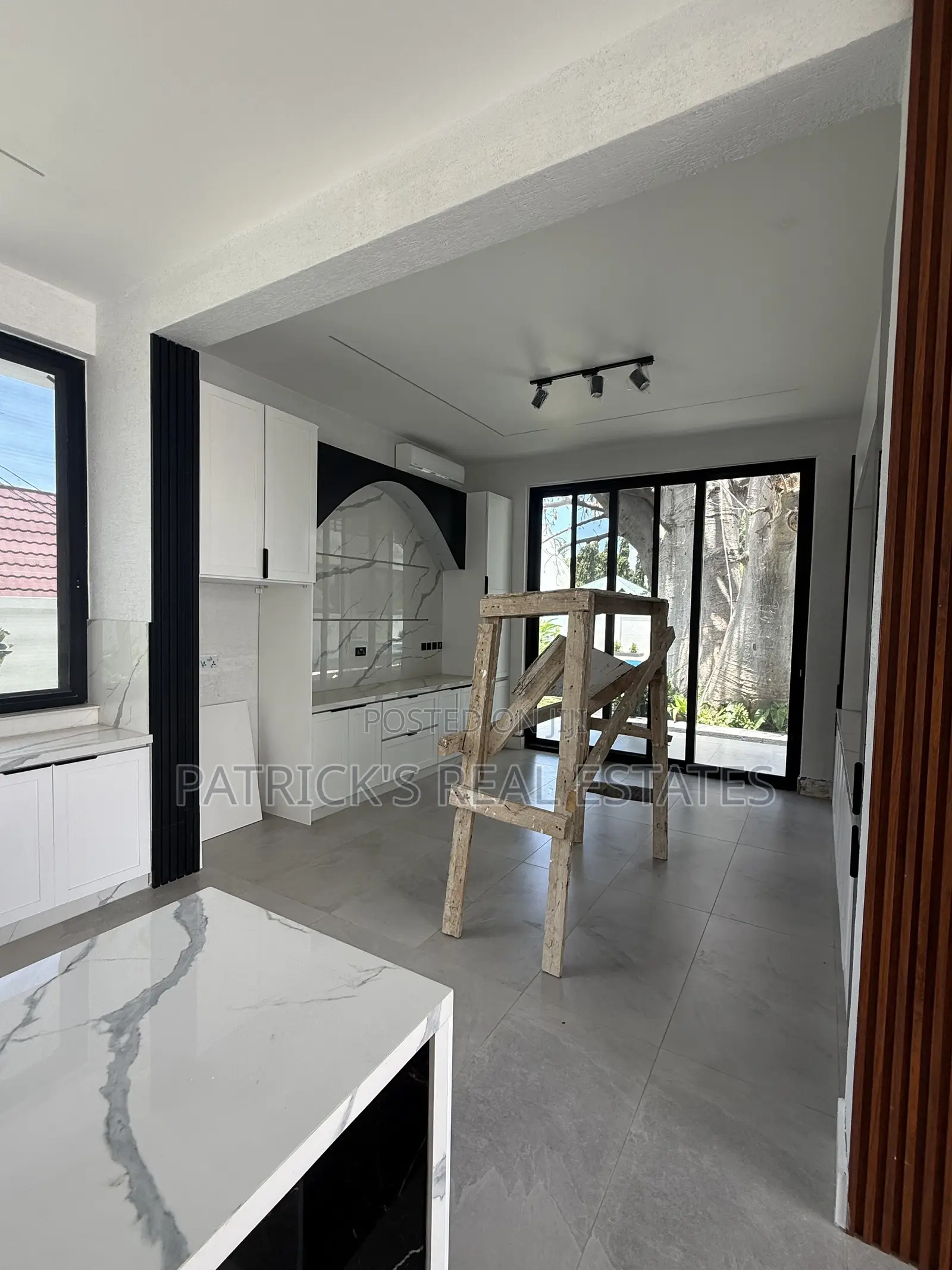 8bdrm Mansion in Kunduchi for sale