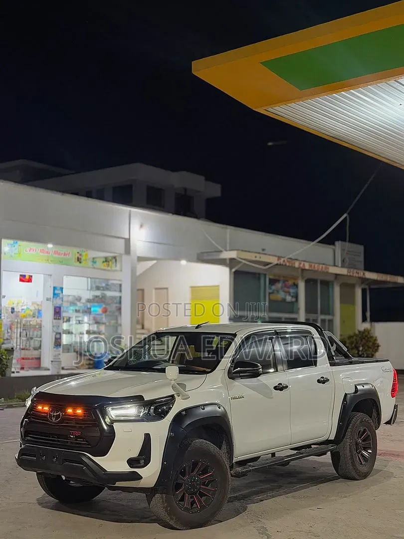 Toyota Hilux 2021 White