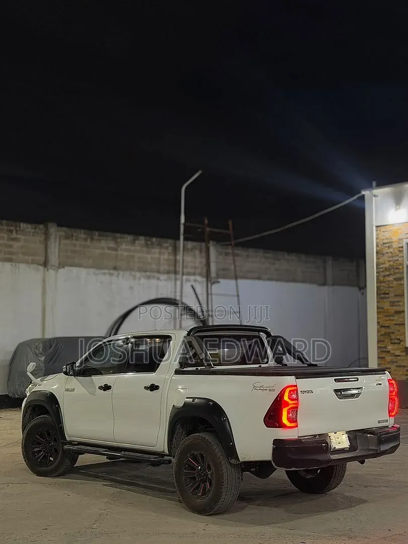Toyota Hilux 2021 White