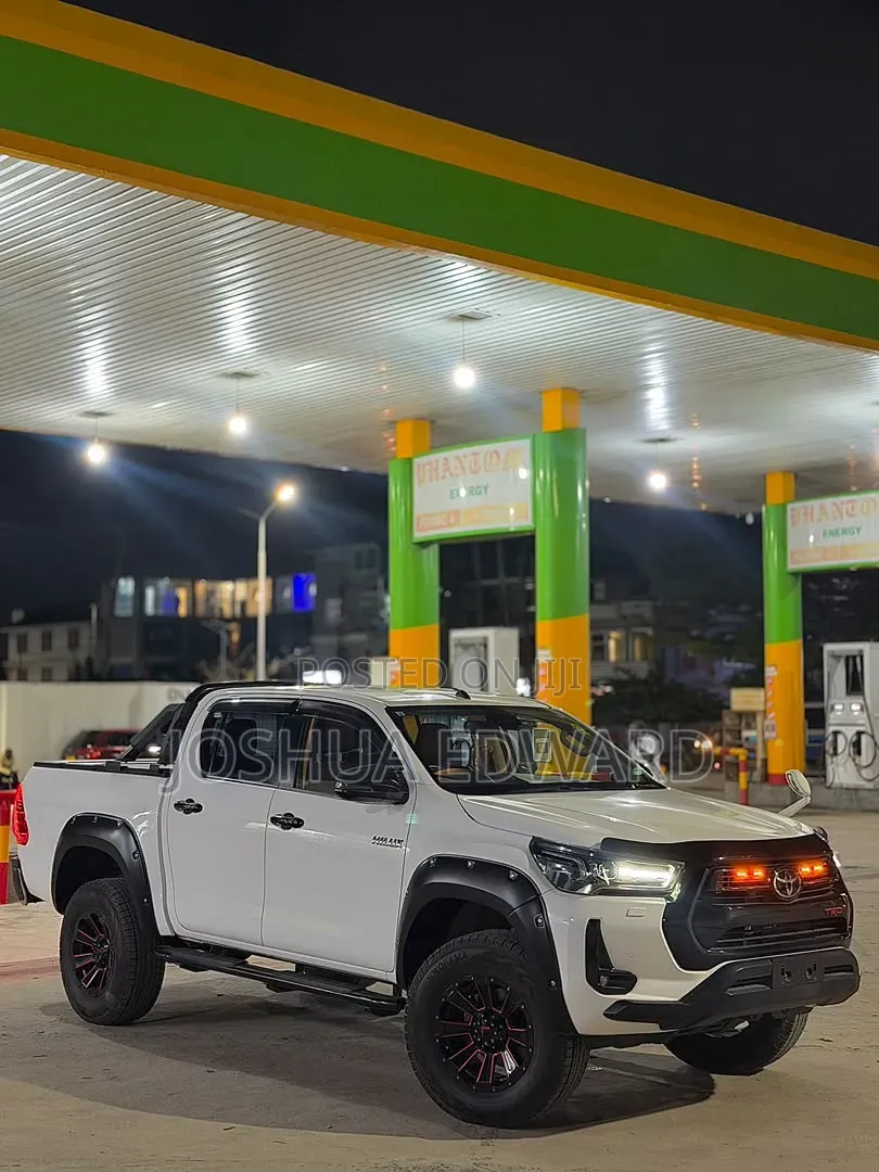 Toyota Hilux 2021 White