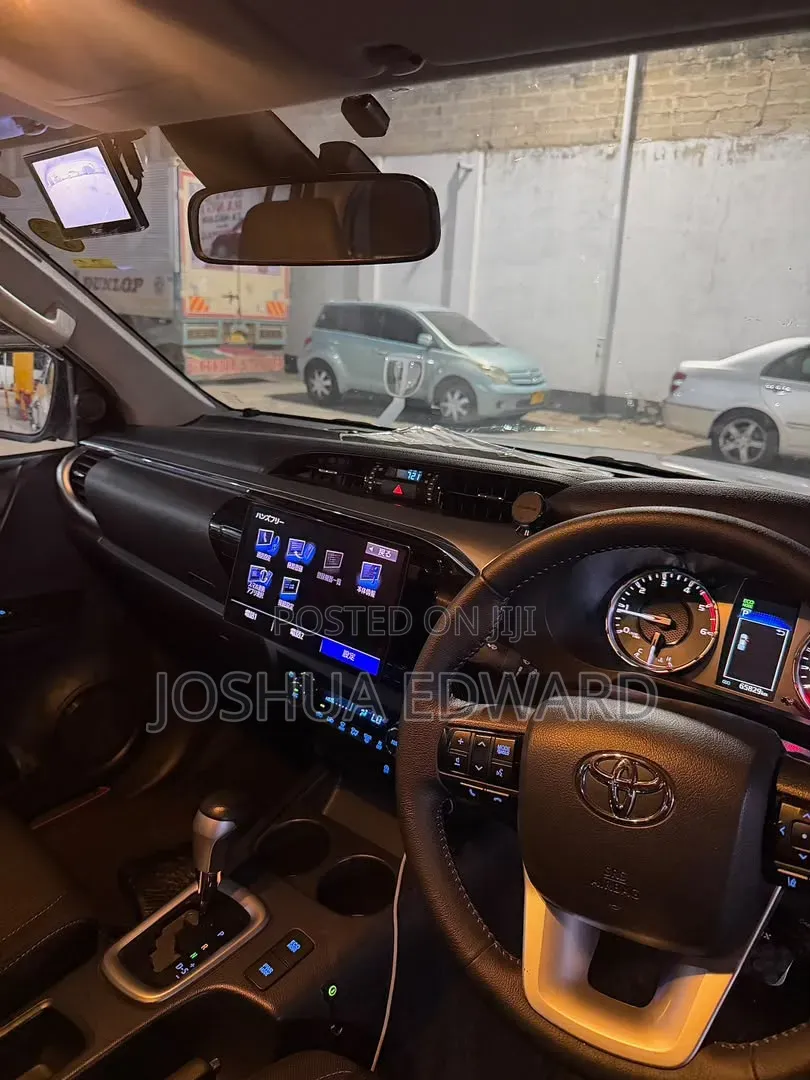 Toyota Hilux 2021 White
