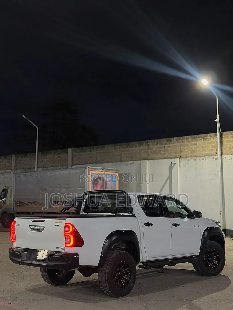 Toyota Hilux 2021 White