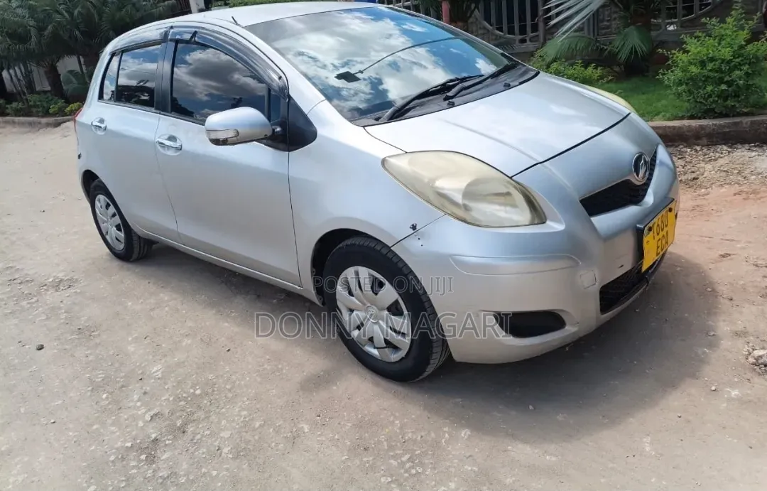 Toyota Vitz 2006 Silver