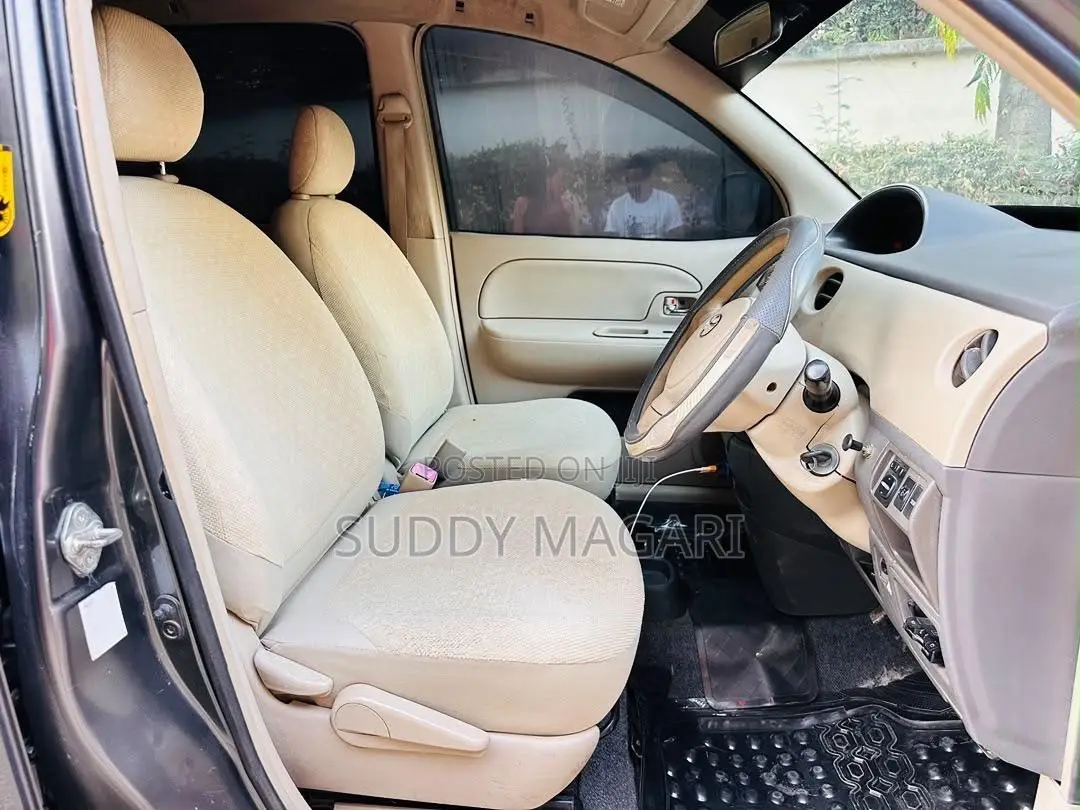 Toyota Sienta 2005 Gray