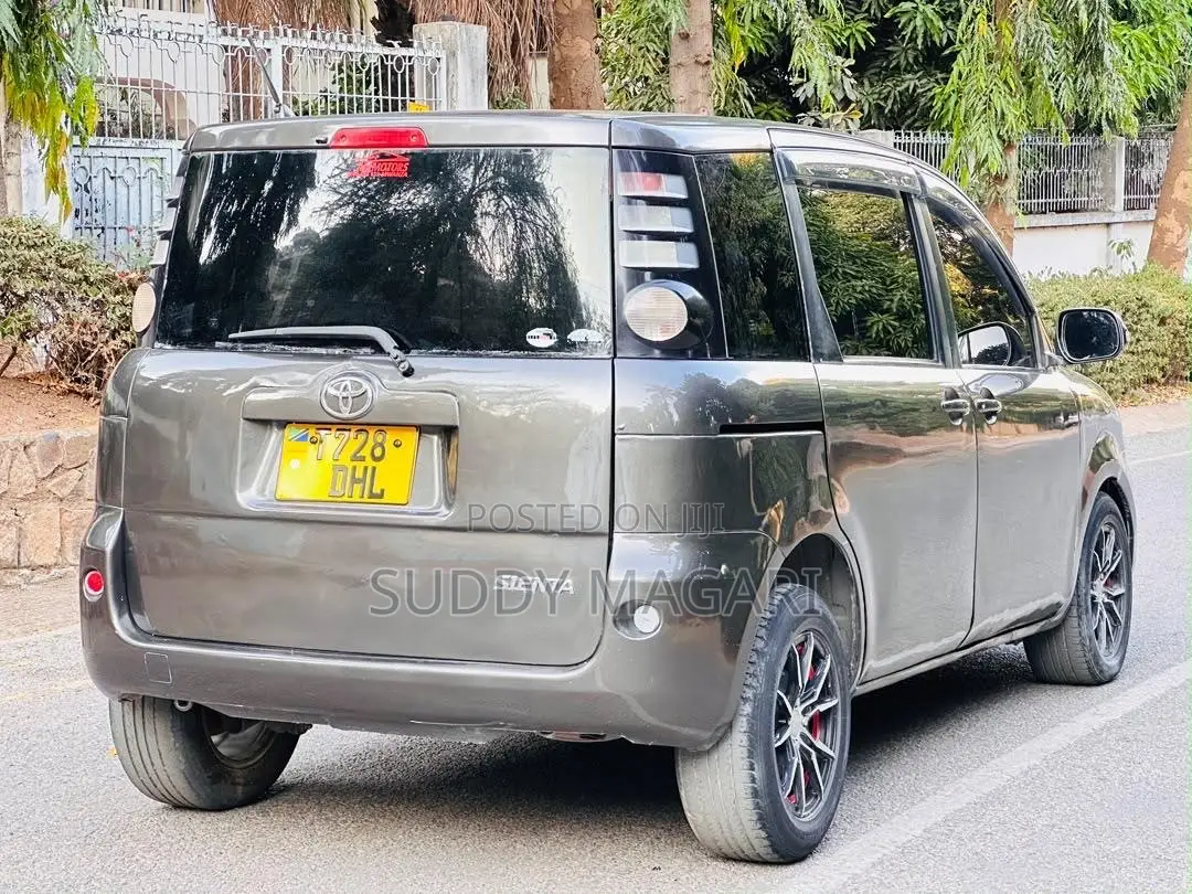 Toyota Sienta 2005 Gray