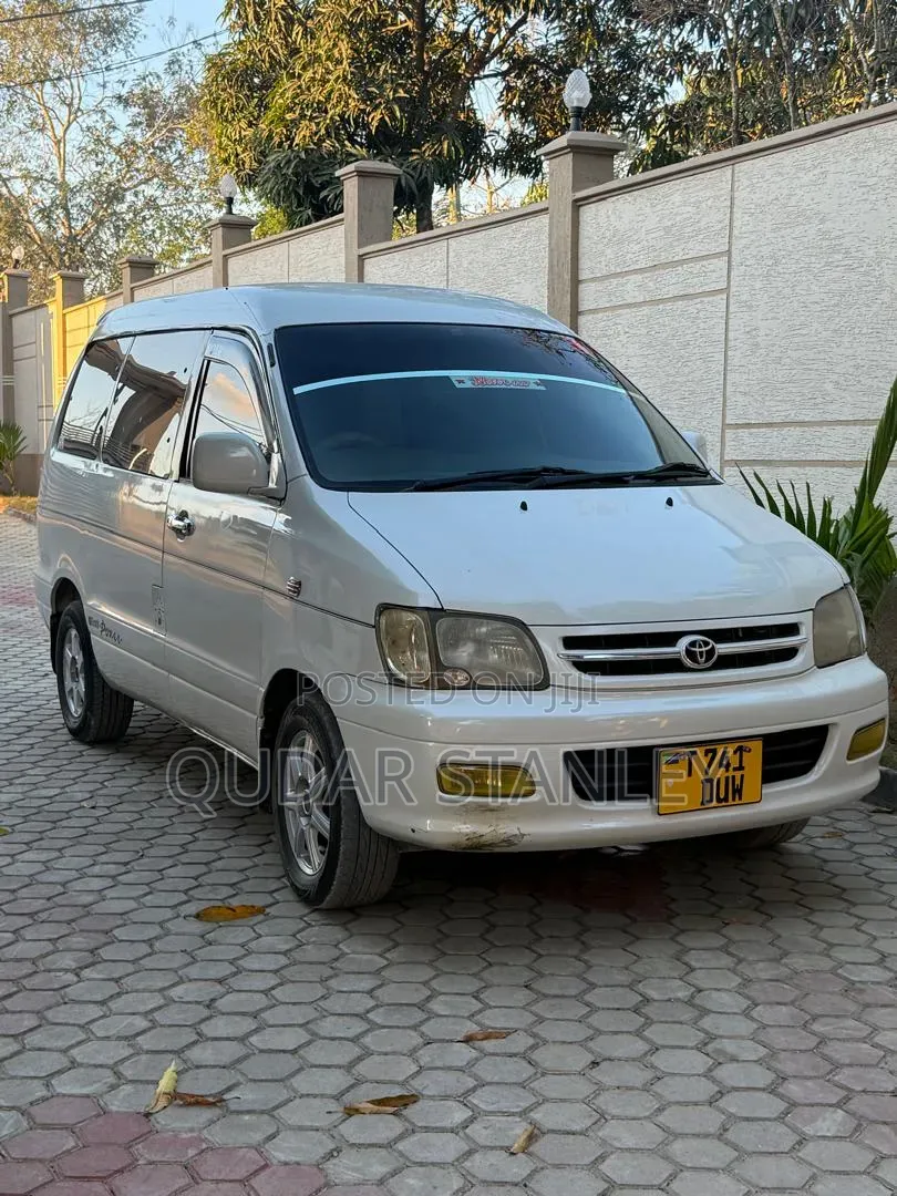 Toyota Noah 2001 White