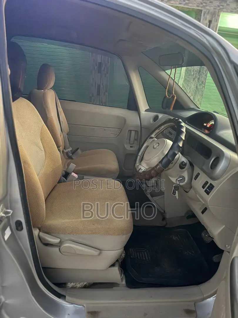 Toyota Porte 2006 Silver