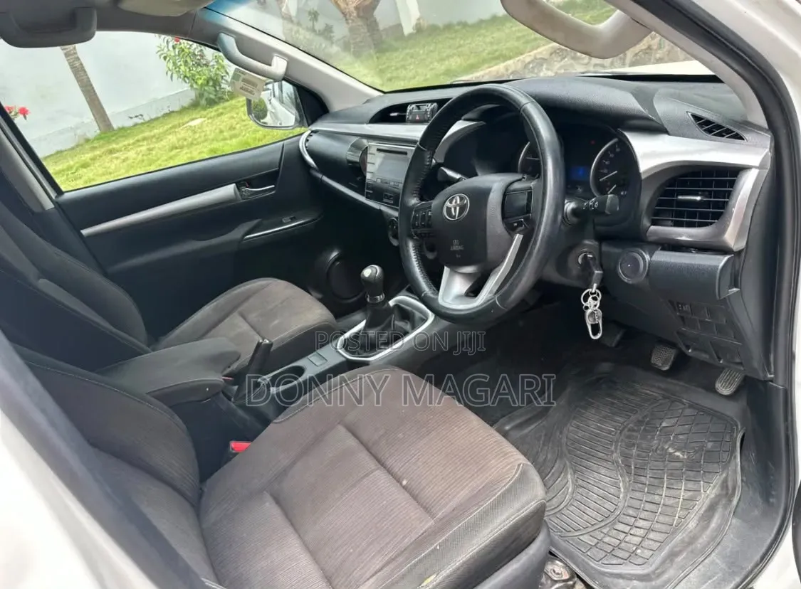 Toyota Hilux 2018 White