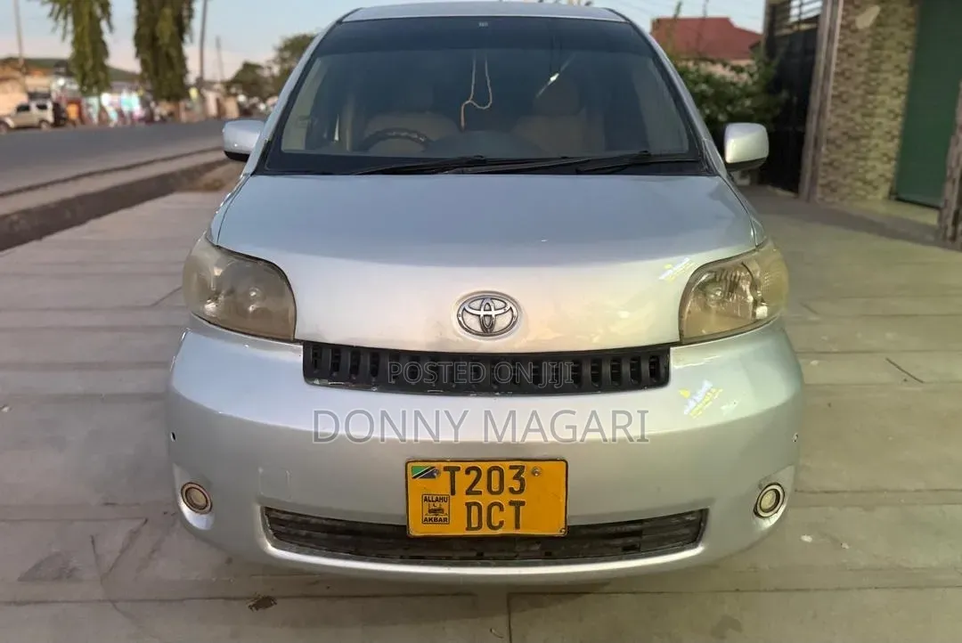 Toyota Porte 2005 Silver