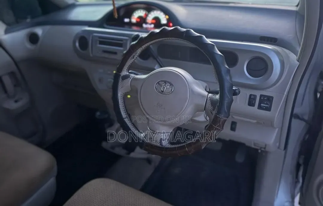 Toyota Porte 2005 Silver