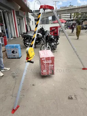Manual Lifting Rope Whinch Available