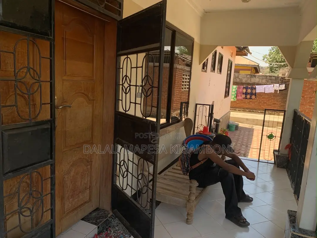 3bdrm House in Nyegezi Stand, Buhongwa for sale