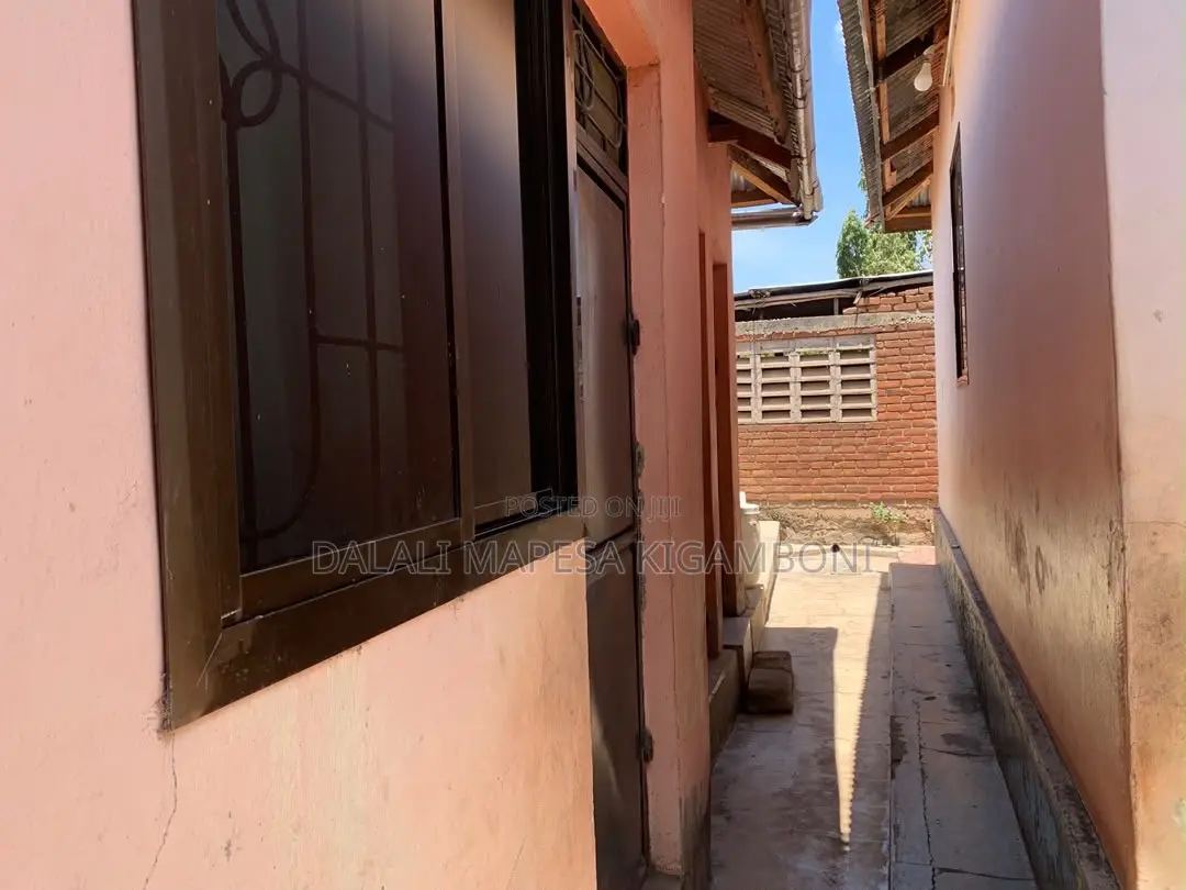 3bdrm House in Nyegezi Stand, Buhongwa for sale