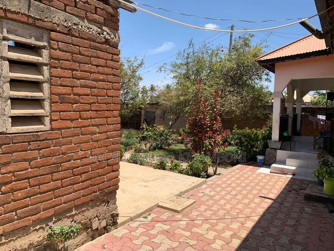 3bdrm House in Nyegezi Stand, Buhongwa for sale