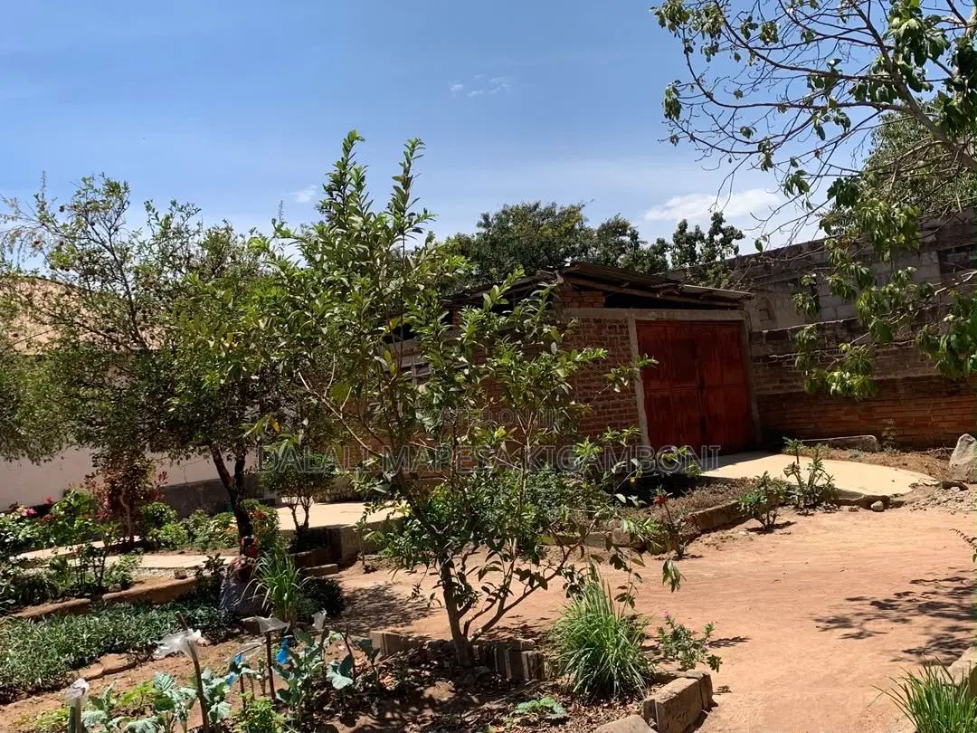 3bdrm House in Nyegezi Stand, Buhongwa for sale