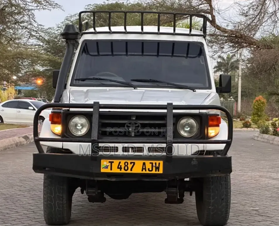 Toyota Land Cruiser 1989 White