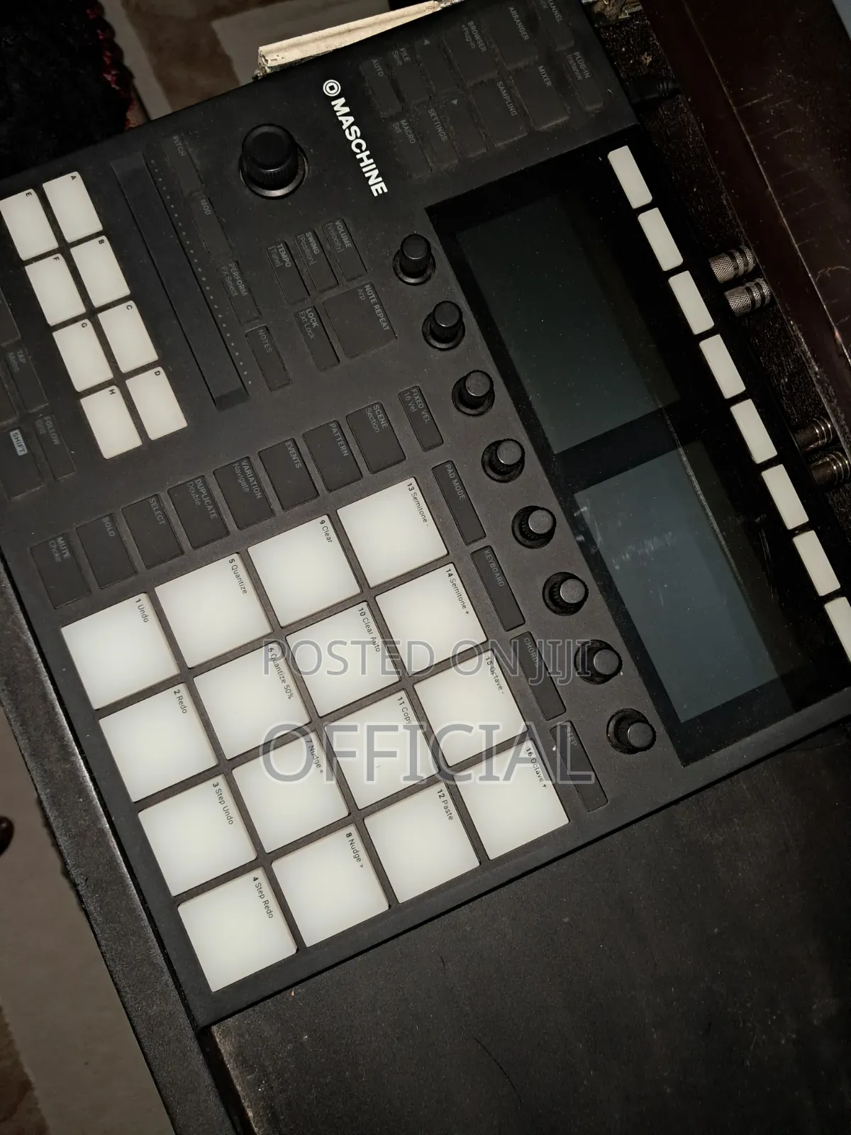Native Instruments Maschine MK3 Beat Production Controller