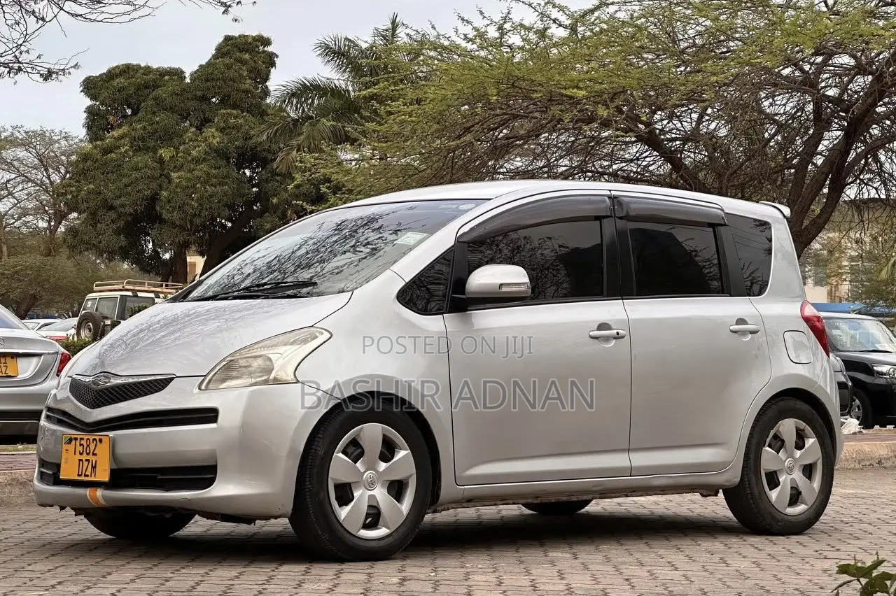 Toyota Ractis 1.3 FWD 2007 Silver