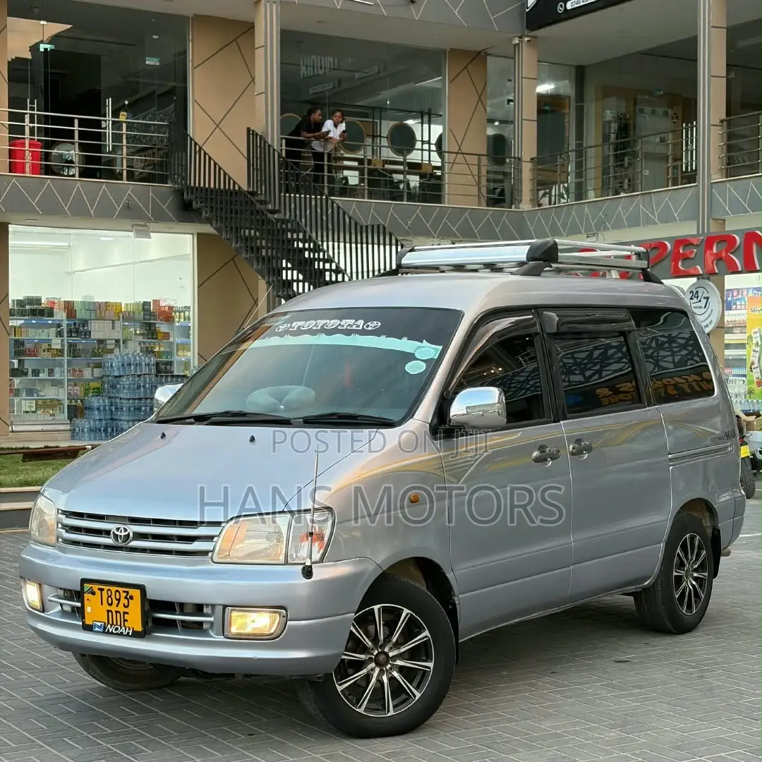 Toyota Noah 2001 Silver