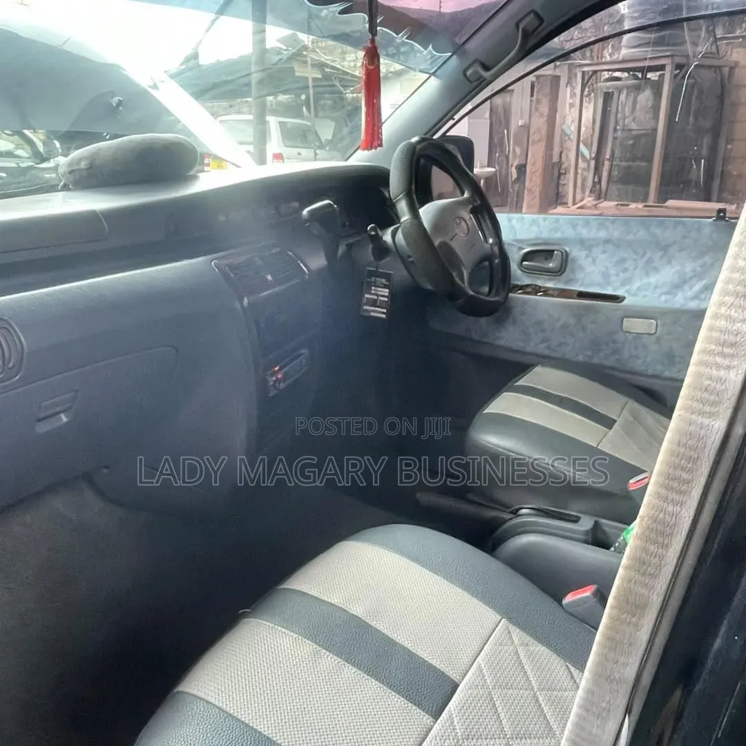 Toyota Noah 2001 Silver