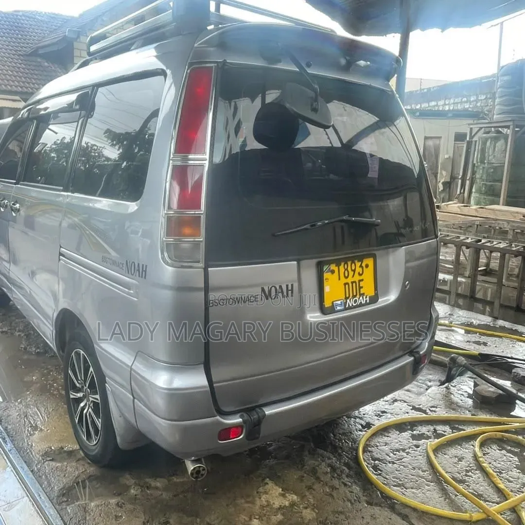 Toyota Noah 2001 Silver