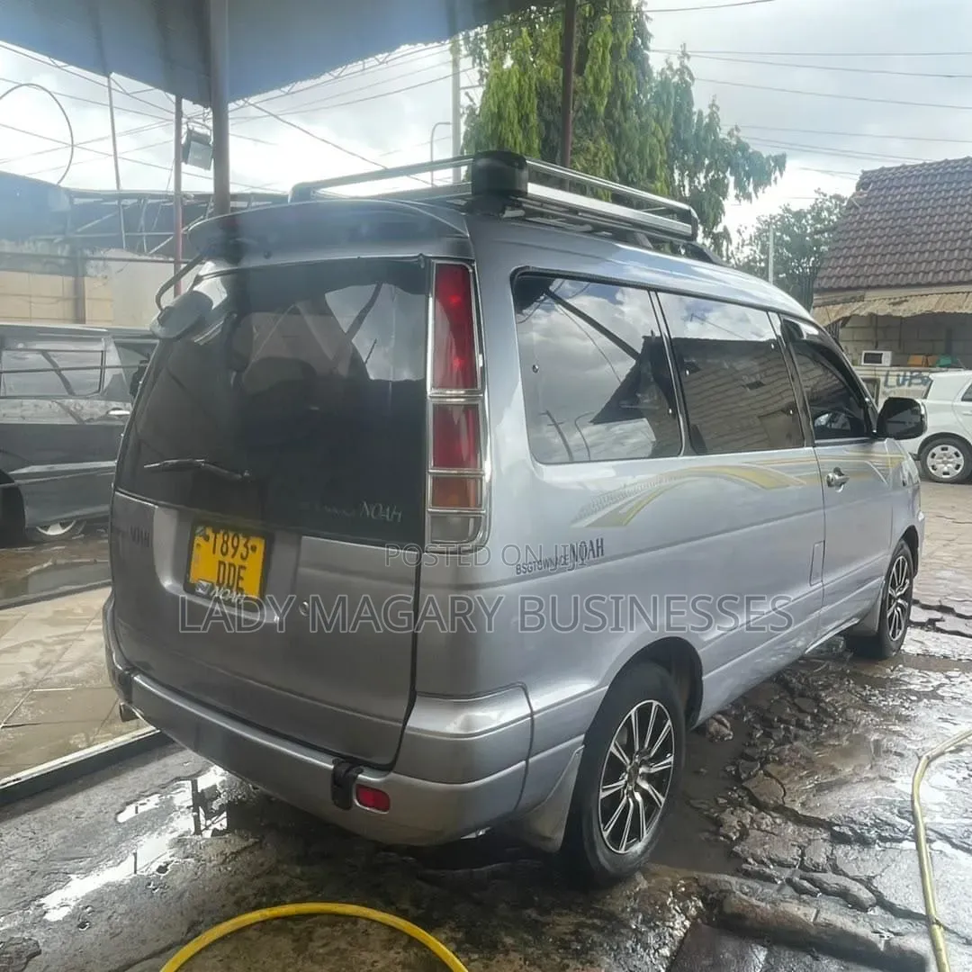 Toyota Noah 2001 Silver