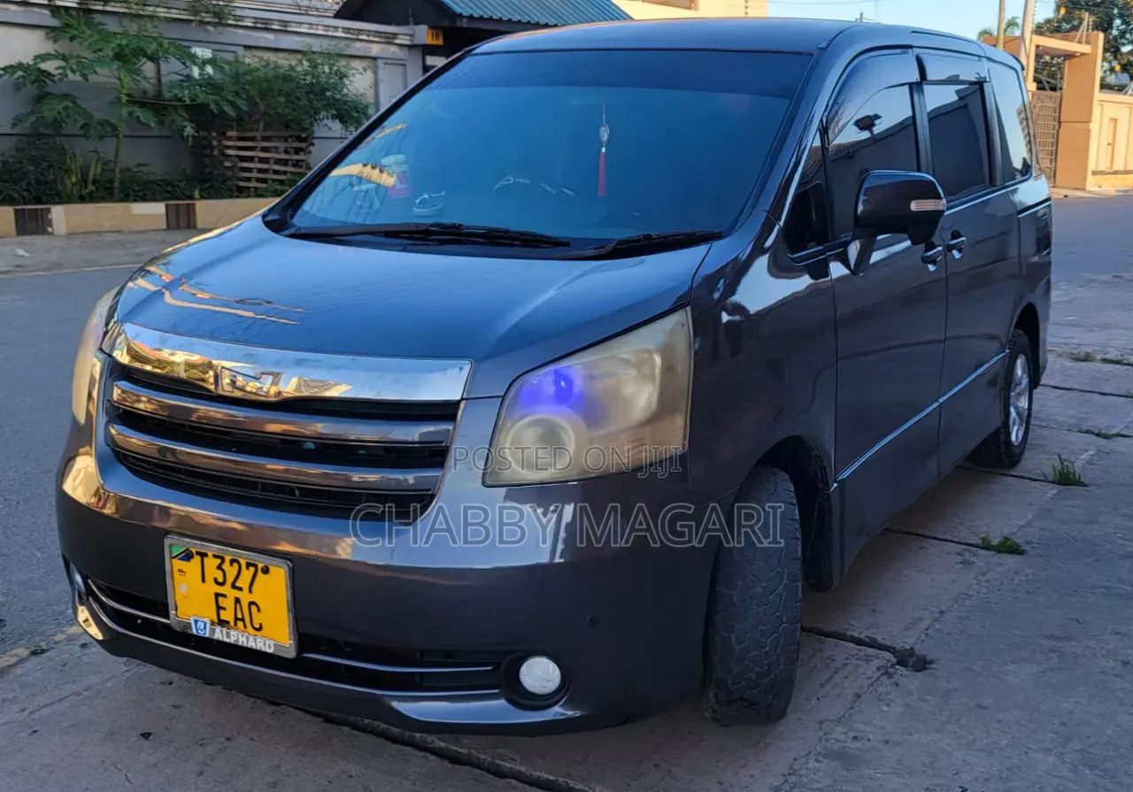 Toyota Noah 2.0 143hp AWD (8 Seater) 2008 Gray