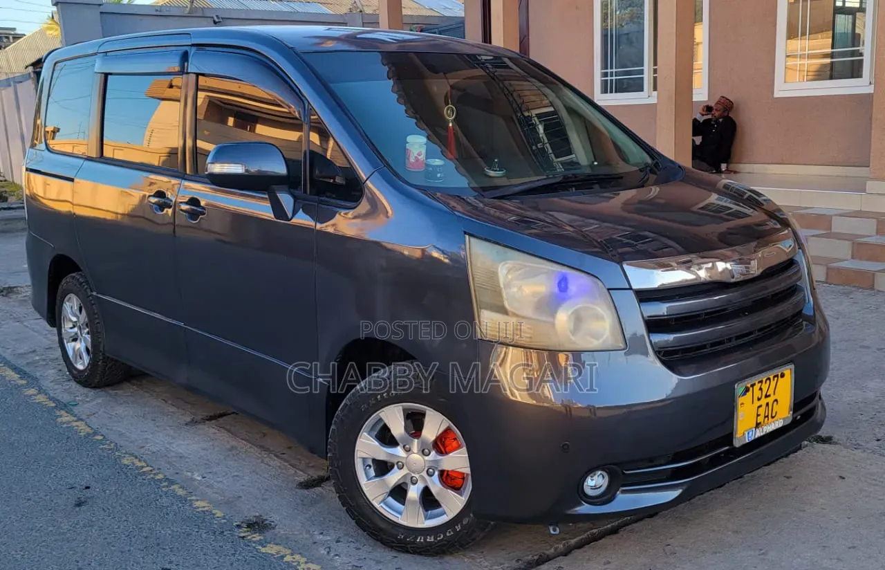 Toyota Noah 2.0 143hp AWD (8 Seater) 2008 Gray