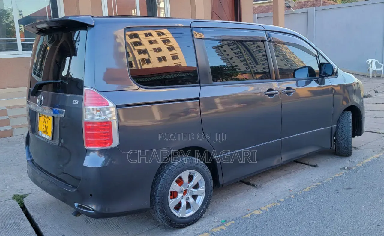 Toyota Noah 2.0 143hp AWD (8 Seater) 2008 Gray