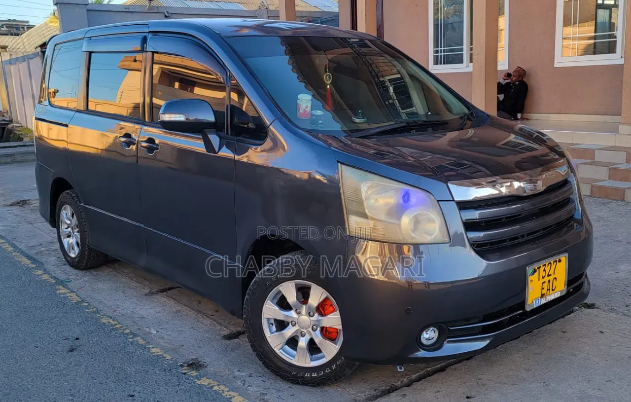 Toyota Noah 2.0 143hp AWD (8 Seater) 2008 Gray
