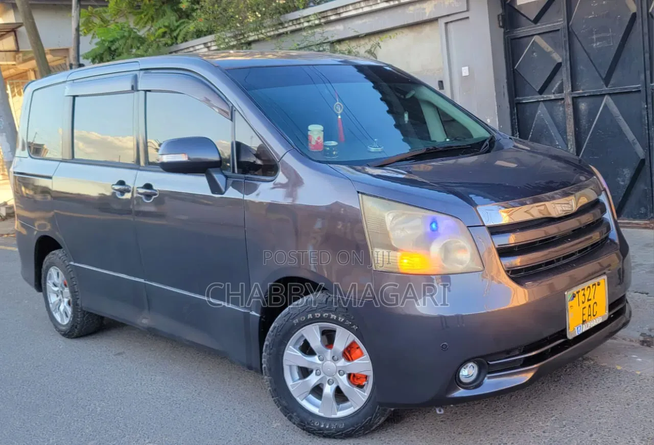Toyota Noah 2.0 143hp AWD (8 Seater) 2008 Gray