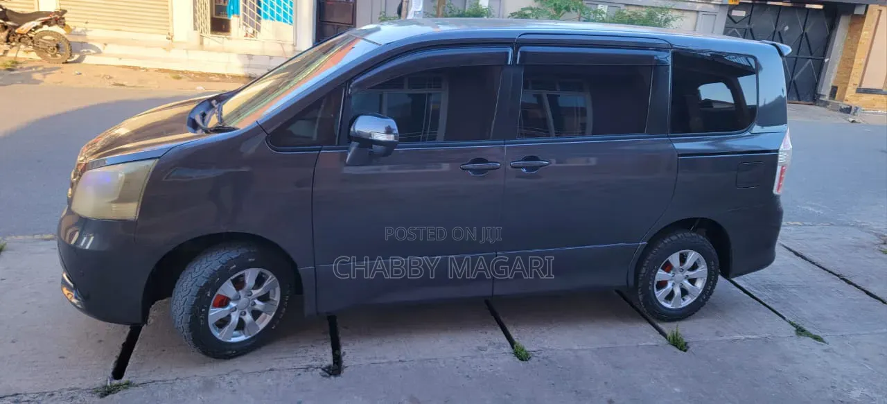 Toyota Noah 2.0 143hp AWD (8 Seater) 2008 Gray
