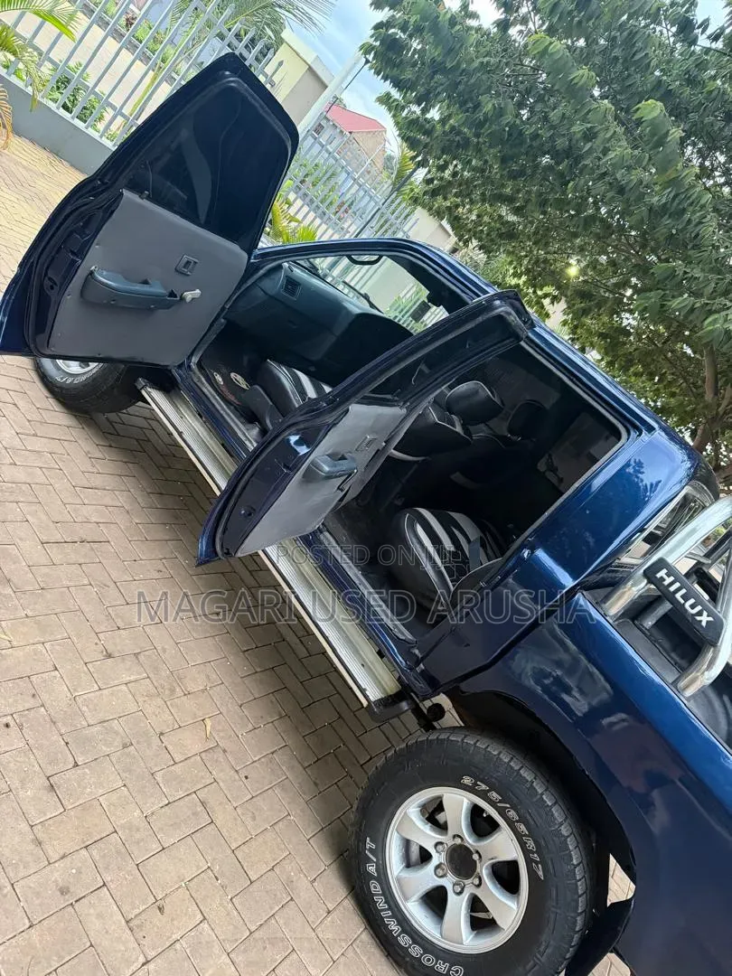 Toyota Hilux 1999 Blue