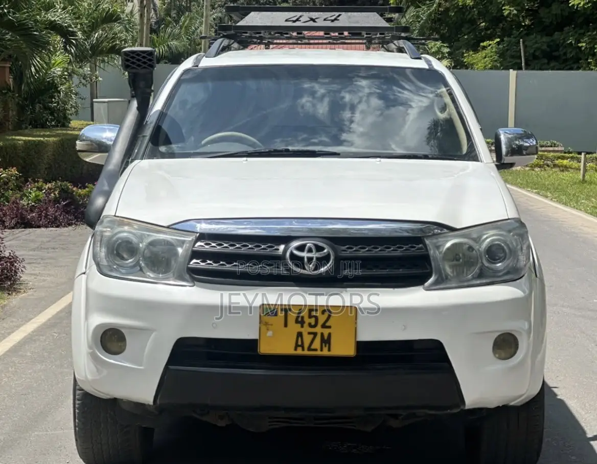 Toyota Fortuner 2004 White