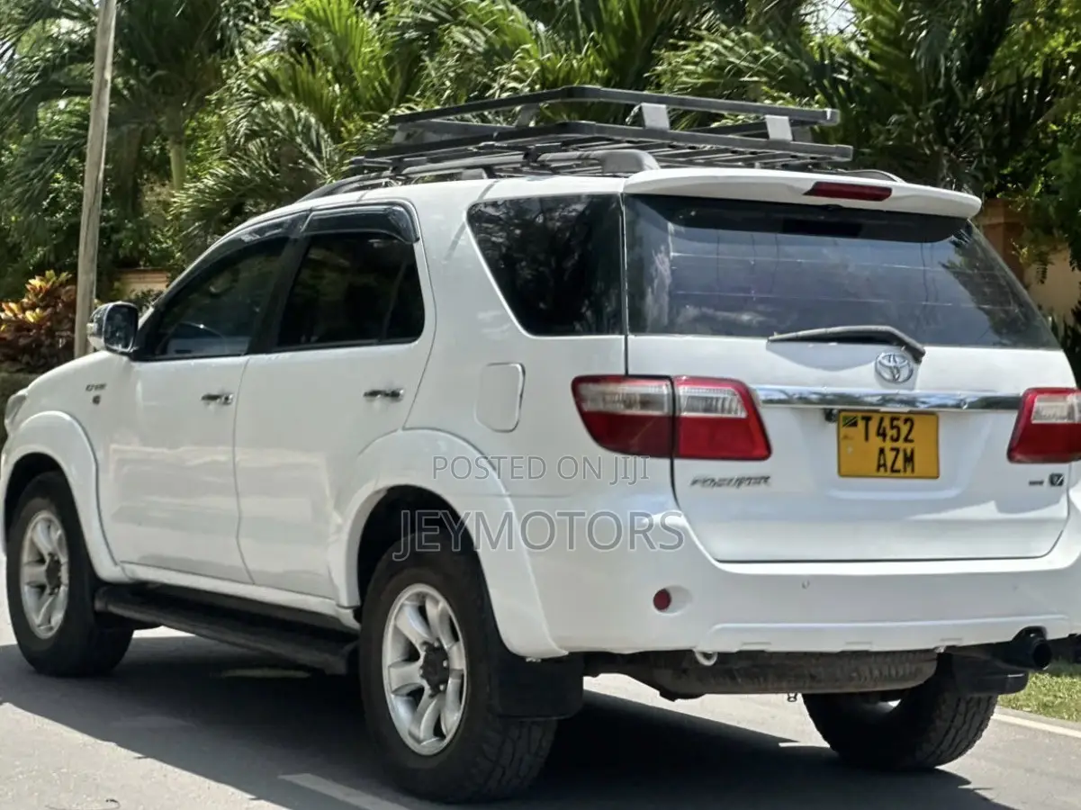 Toyota Fortuner 2004 White