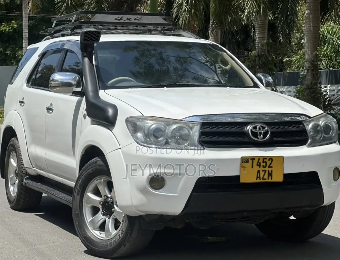 Toyota Fortuner 2004 White