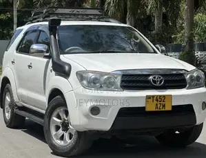 Toyota Fortuner 2004 White