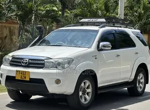 Toyota Fortuner 2004 White