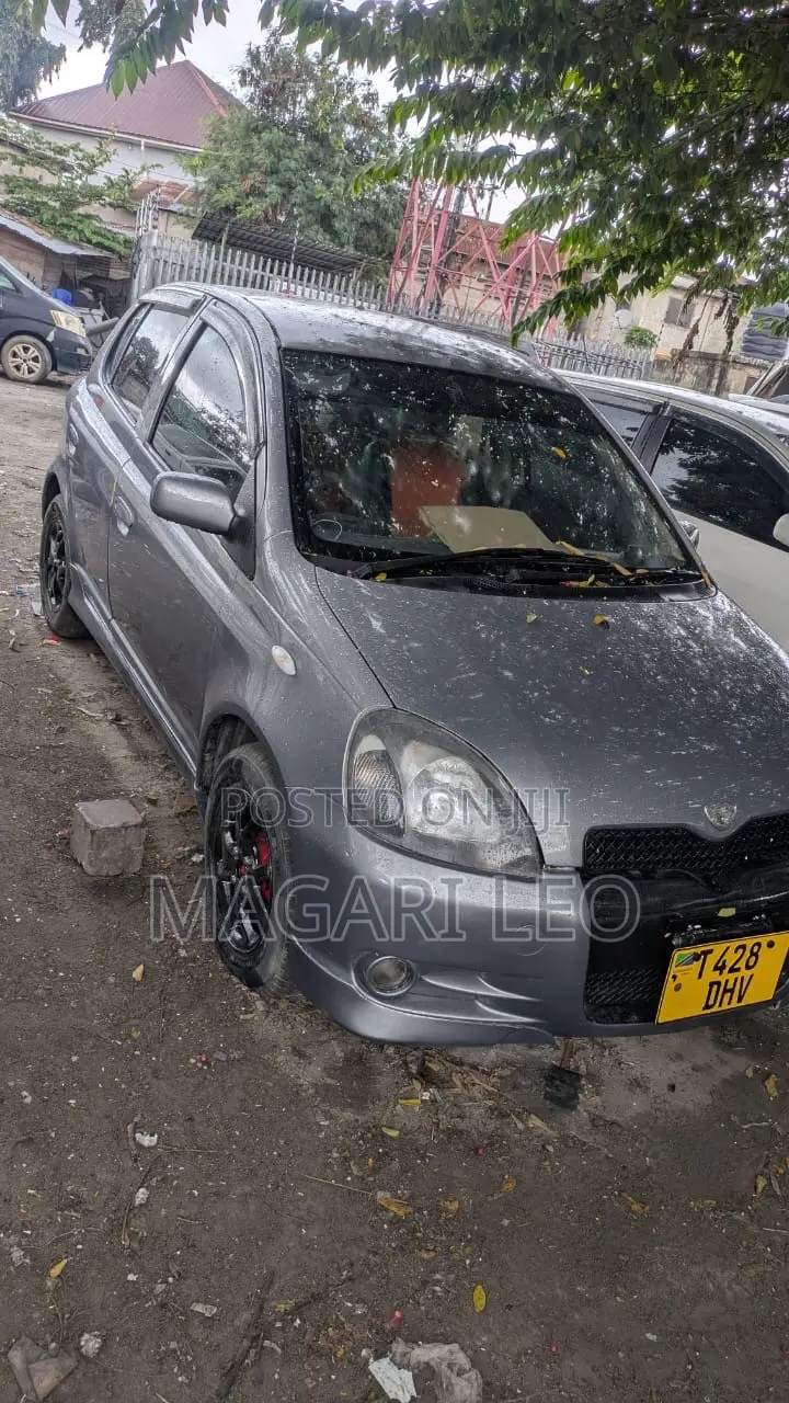 Toyota Vitz 1.5 FWD 5dr 2004 Gray